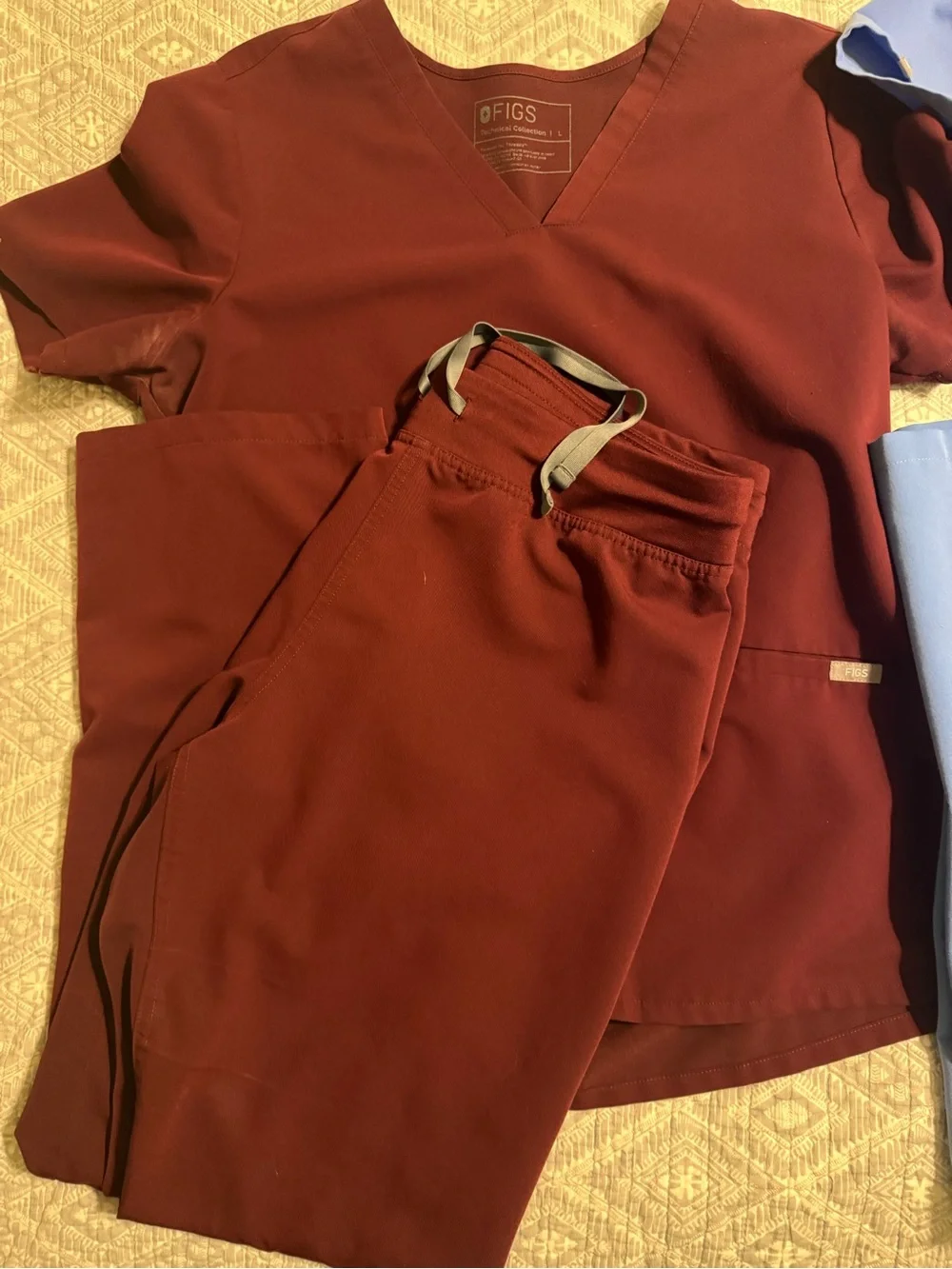 2 sets of women’s Figs scrubs - Picture 2 of 3